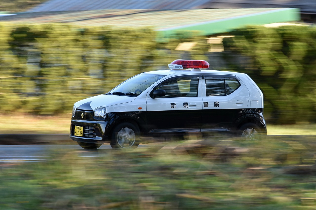 警车压实线变道擦挂后逃逸事件，交警的回应与社会反响